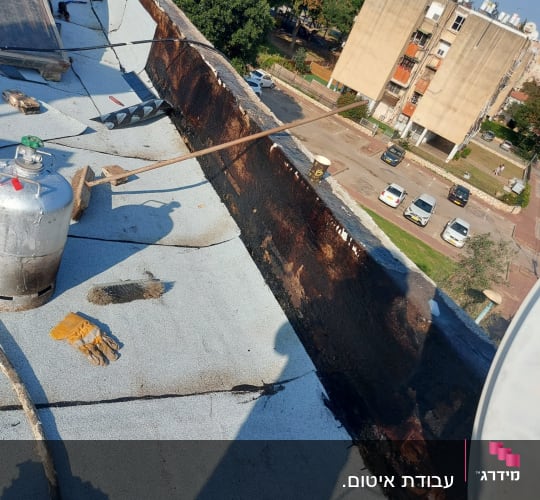 גג עם חומרי איטום, כפפות וכלי עבודה